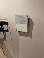 X Box One S: Wall mount + all wires + 2 controllers