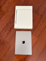 Like New Apple Macbook Air M2 13.6 in 256B SSD 8GB RAM