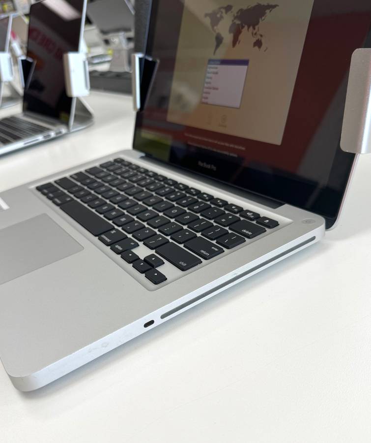 MacBook Pro 13 inch**2.5Ghz Intel Core i5**1TB HDD**8GB RAM