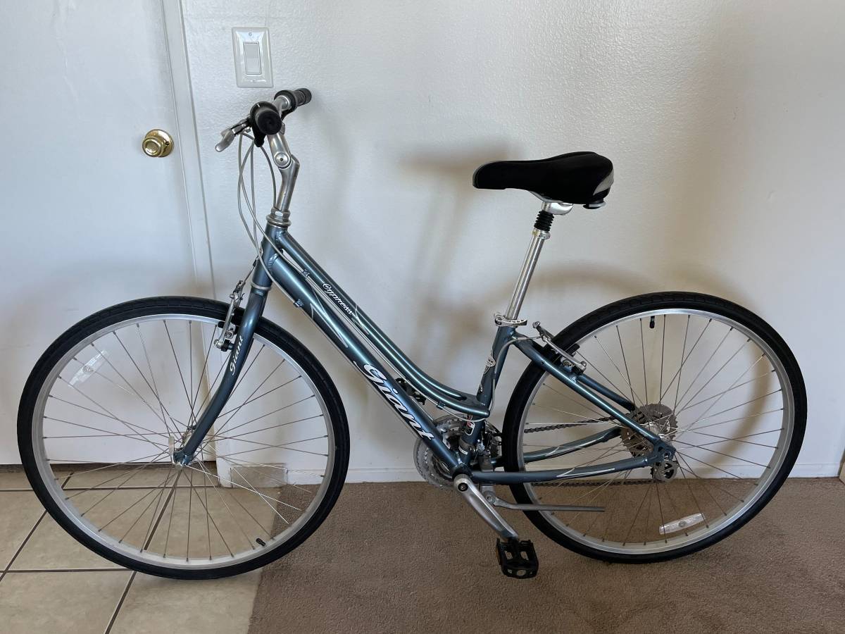 GIANT Cypress Ladies 18 speed sky blue bike, plus