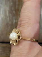14k Yellow Gold Ladies Flower Ring With Pearl. Size 8.75