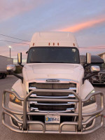 Front view of a well-maintained 2018 Freightliner Cascadia truck with clean title for private sale.