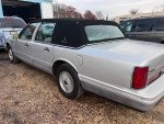 1995 Lincoln Towncar Signature with a classic design, in excellent condition, ideal for commuting or Uber.