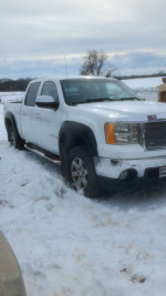 2007 GMC Sierra 1500 4x4 Crew Cab parked in snow, showing its durable exterior and robust build.