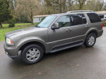2004 Lincoln Aviator SUV, extra clean with leather interior, 4x4, and third row for family seating.